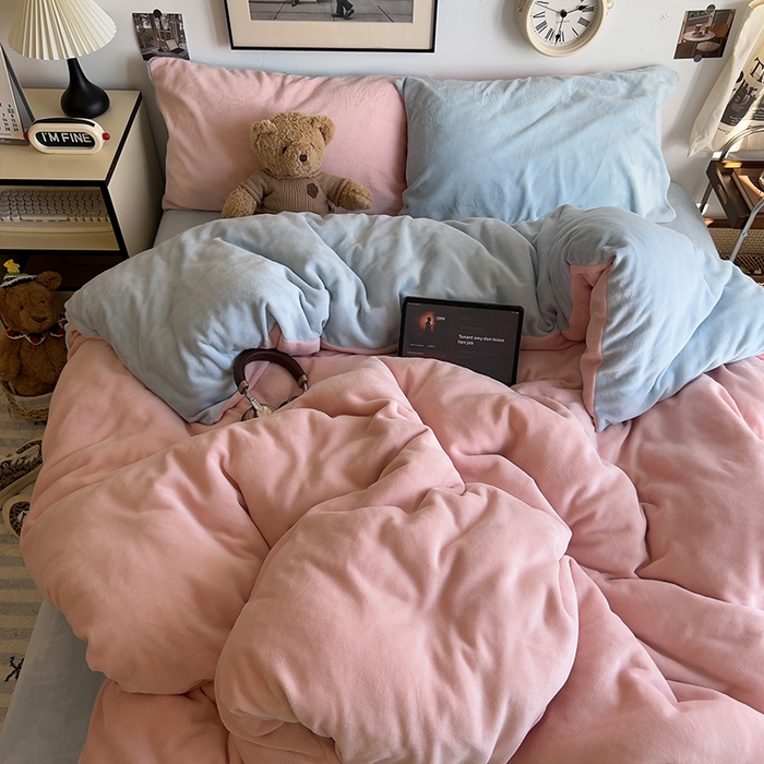 91家纺网 家纺一手货源 找家纺 原素 2025秋冬加厚双拼纯色牛奶绒四件套 牛奶绒-浅粉奶蓝