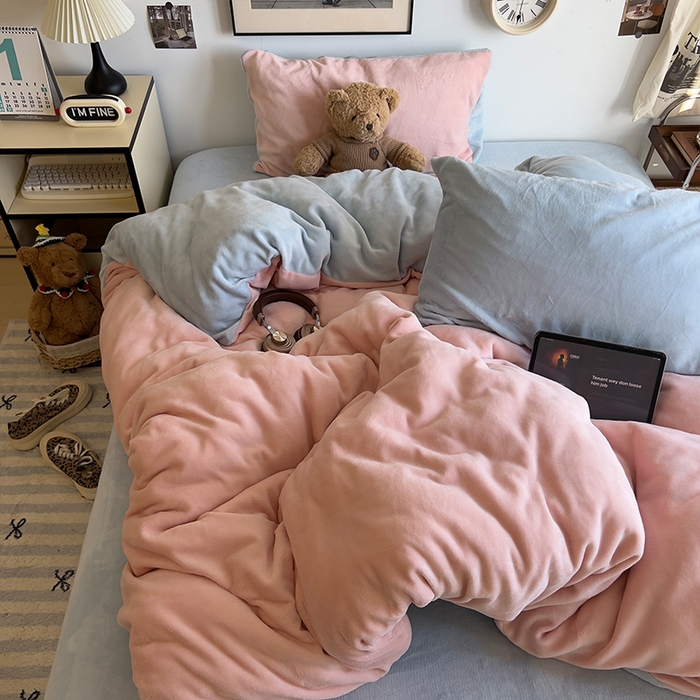 91家纺网 家纺一手货源 找家纺 原素 2025秋冬加厚双拼纯色牛奶绒四件套 牛奶绒-浅粉奶蓝