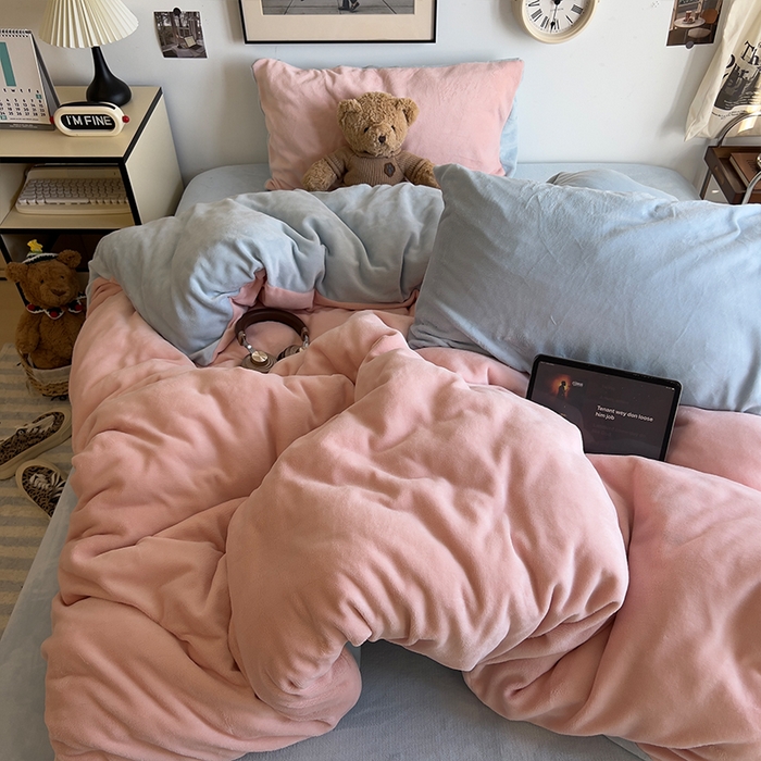 91家纺网 家纺一手货源 找家纺 原素 2025秋冬加厚双拼纯色牛奶绒四件套 牛奶绒-浅粉奶蓝