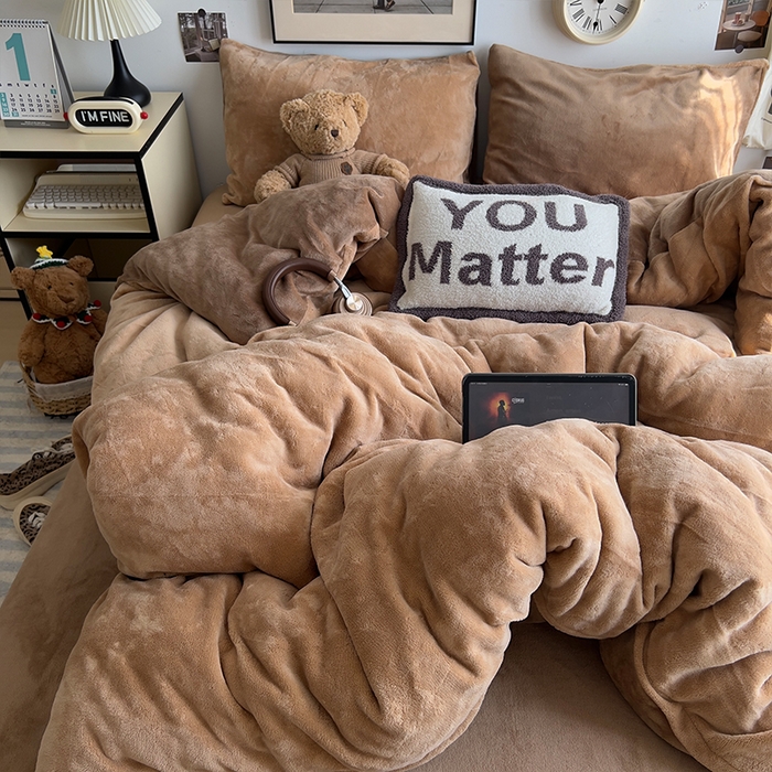 91家纺网 家纺一手货源 找家纺 原素 2025秋冬加厚双拼纯色牛奶绒四件套 牛奶绒-巧克力奶盖