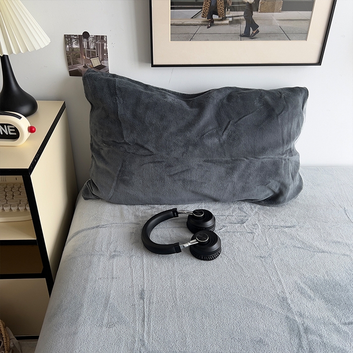 91家纺网 家纺一手货源 找家纺 原素 2025秋冬加厚双拼纯色牛奶绒四件套 牛奶绒-深灰浅灰