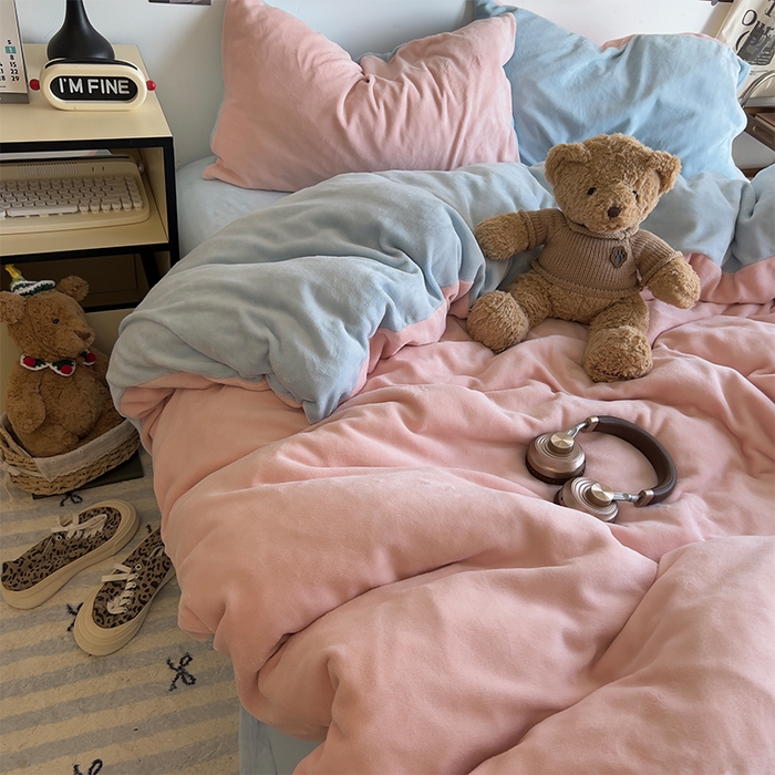 91家纺网 家纺一手货源 找家纺 原素 2025秋冬加厚双拼纯色牛奶绒四件套 牛奶绒-浅粉奶蓝