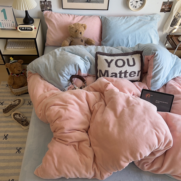 91家纺网 家纺一手货源 找家纺 原素 2025秋冬加厚双拼纯色牛奶绒四件套 牛奶绒-浅粉奶蓝