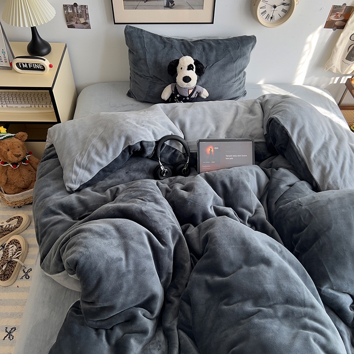 91家纺网 家纺一手货源 找家纺 原素 2025秋冬加厚双拼纯色牛奶绒四件套 牛奶绒-深灰浅灰