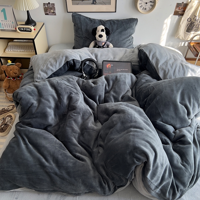 91家纺网 家纺一手货源 找家纺 原素 2025秋冬加厚双拼纯色牛奶绒四件套 牛奶绒-深灰浅灰