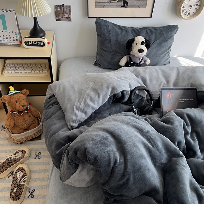 91家纺网 家纺一手货源 找家纺 原素 2025秋冬加厚双拼纯色牛奶绒四件套 牛奶绒-深灰浅灰