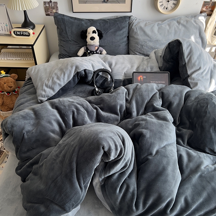 91家纺网 家纺一手货源 找家纺 原素 2025秋冬加厚双拼纯色牛奶绒四件套 牛奶绒-深灰浅灰