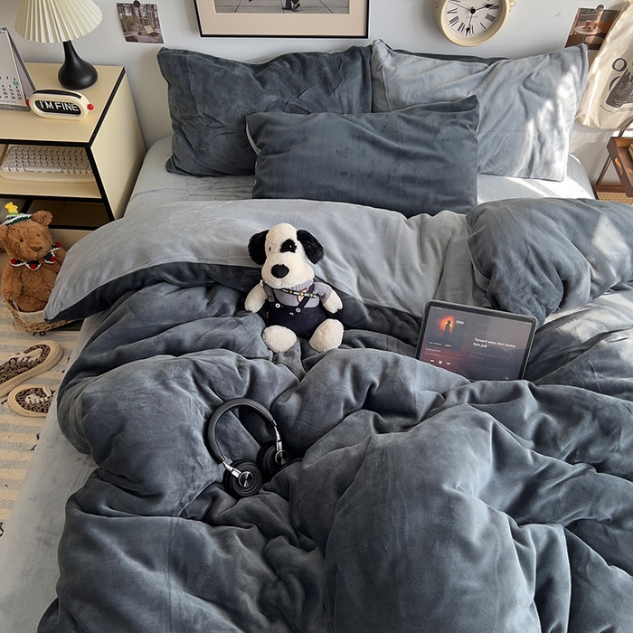 91家纺网 家纺一手货源 找家纺 原素 2025秋冬加厚双拼纯色牛奶绒四件套 牛奶绒-深灰浅灰