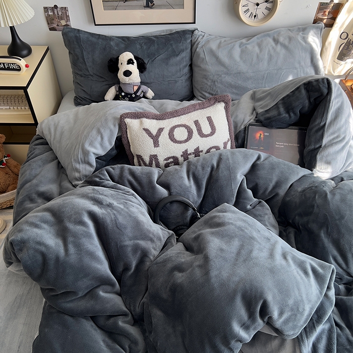 91家纺网 家纺一手货源 找家纺 原素 2025秋冬加厚双拼纯色牛奶绒四件套 牛奶绒-深灰浅灰