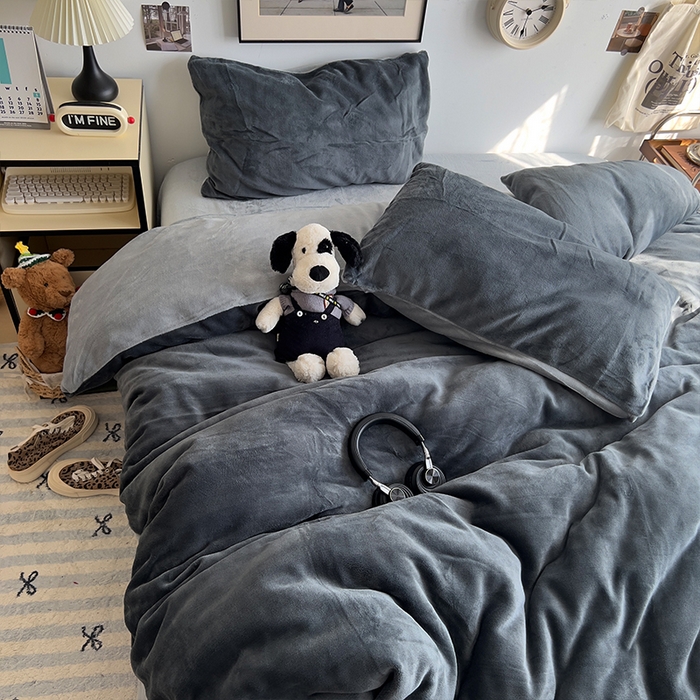 91家纺网 家纺一手货源 找家纺 原素 2025秋冬加厚双拼纯色牛奶绒四件套 牛奶绒-深灰浅灰