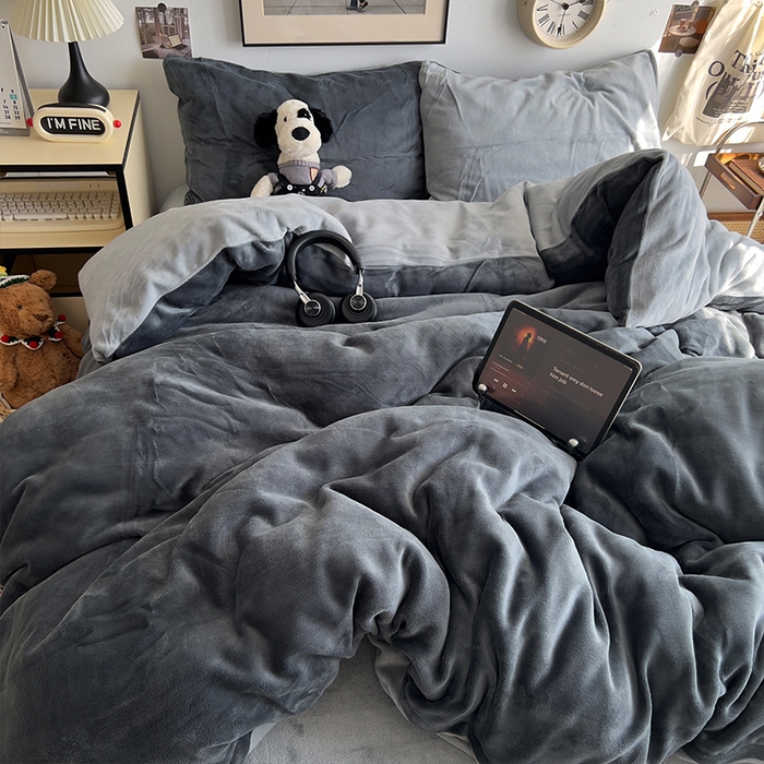 91家纺网 家纺一手货源 找家纺 原素 2025秋冬加厚双拼纯色牛奶绒四件套 牛奶绒-深灰浅灰