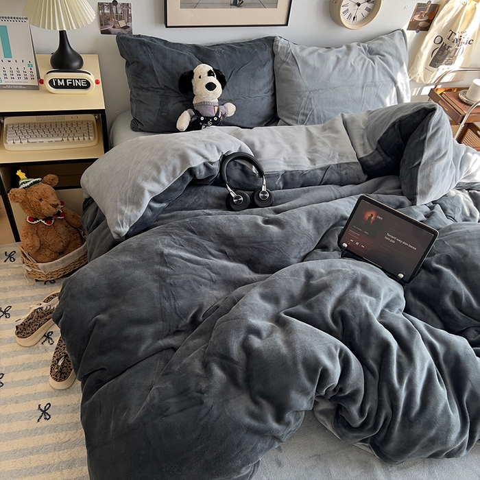 91家纺网 家纺一手货源 找家纺 原素 2025秋冬加厚双拼纯色牛奶绒四件套 牛奶绒-深灰浅灰