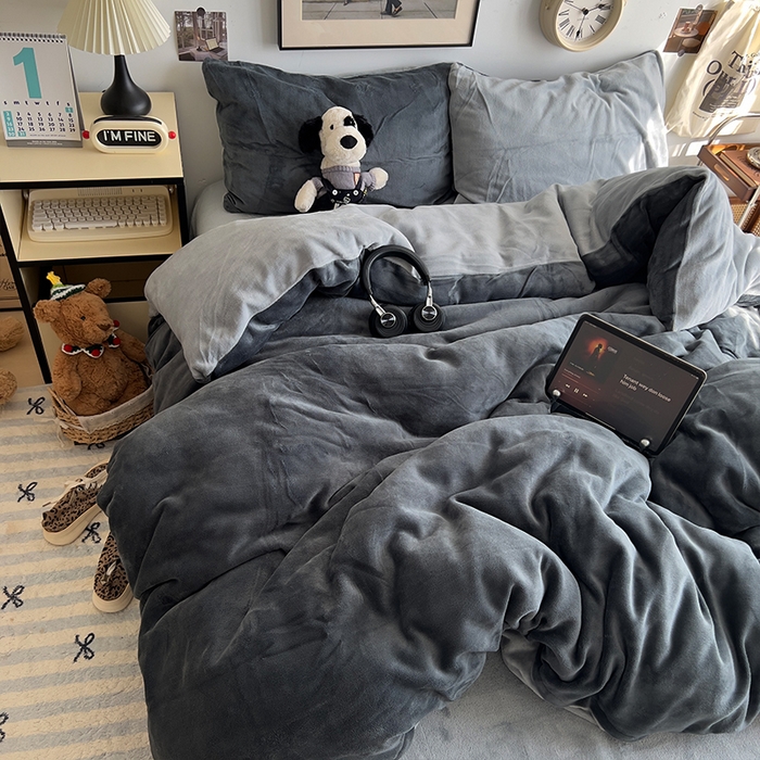 91家纺网 家纺一手货源 找家纺 原素 2025秋冬加厚双拼纯色牛奶绒四件套 牛奶绒-深灰浅灰