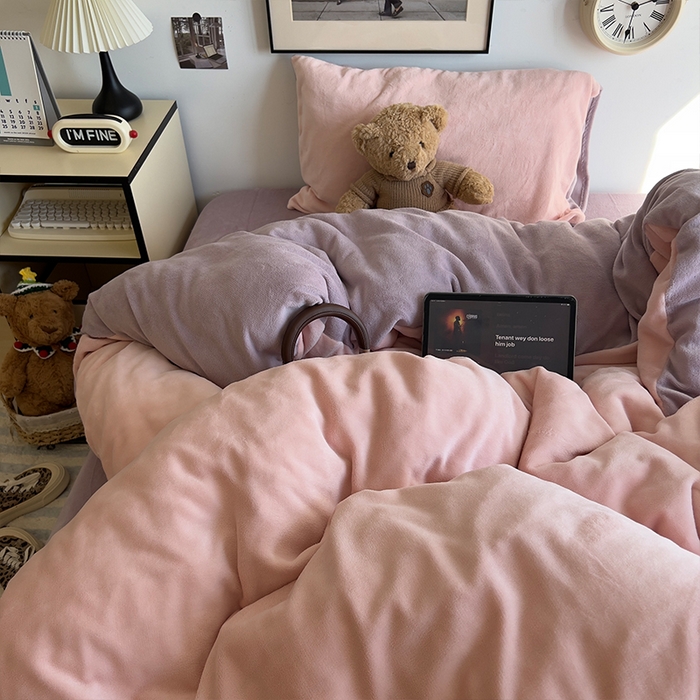 91家纺网 家纺一手货源 找家纺 原素 2025秋冬加厚双拼纯色牛奶绒四件套 牛奶绒-浅粉香芋紫