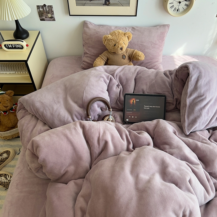 91家纺网 家纺一手货源 找家纺 原素 2025秋冬加厚双拼纯色牛奶绒四件套 牛奶绒-芋泥波波紫