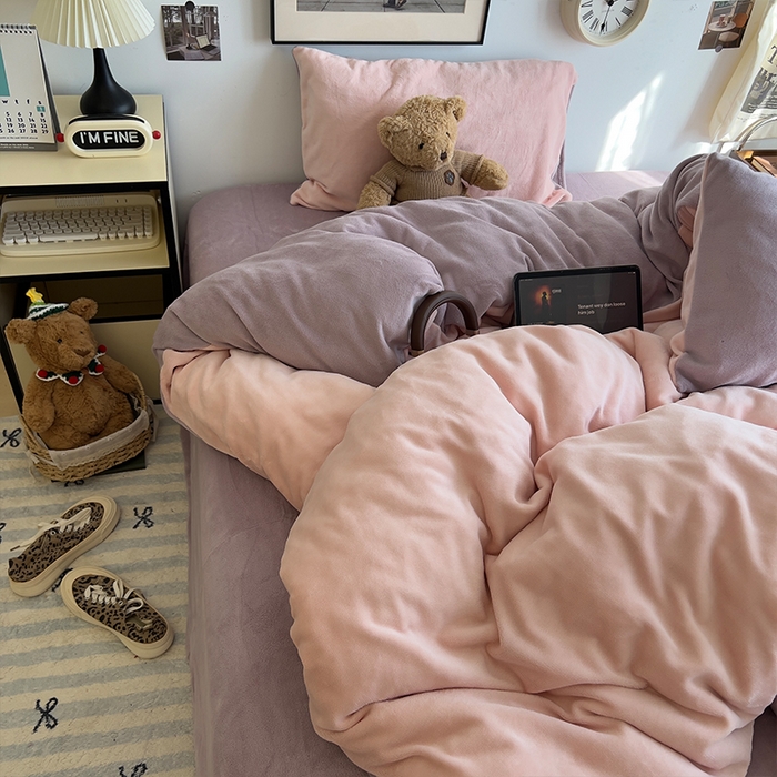 91家纺网 家纺一手货源 找家纺 原素 2025秋冬加厚双拼纯色牛奶绒四件套 牛奶绒-浅粉香芋紫