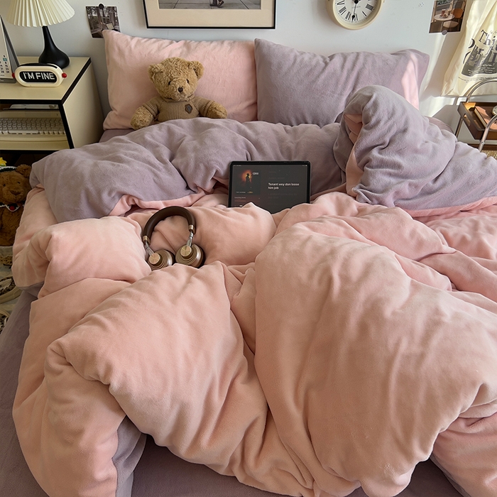 91家纺网 家纺一手货源 找家纺 原素 2025秋冬加厚双拼纯色牛奶绒四件套 牛奶绒-浅粉香芋紫