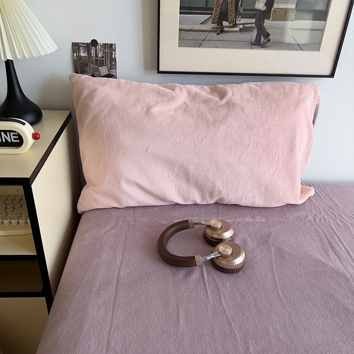 91家纺网 家纺一手货源 找家纺 原素 2025秋冬加厚双拼纯色牛奶绒四件套 牛奶绒-浅粉香芋紫