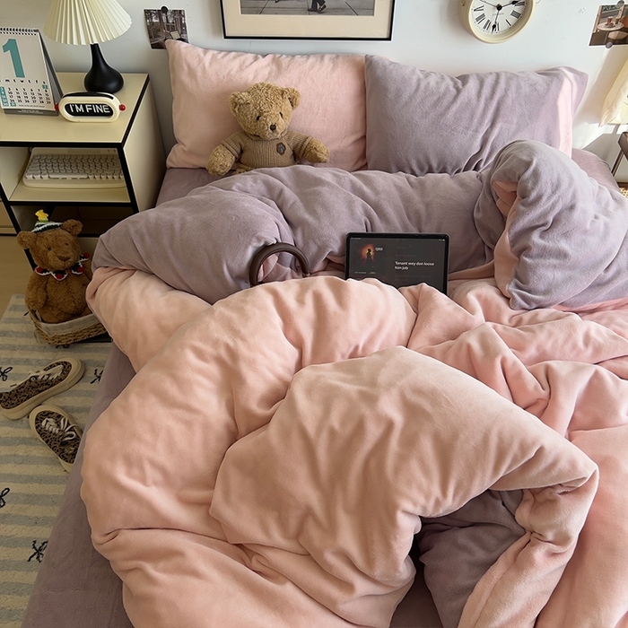 91家纺网 家纺一手货源 找家纺 原素 2025秋冬加厚双拼纯色牛奶绒四件套 牛奶绒-浅粉香芋紫