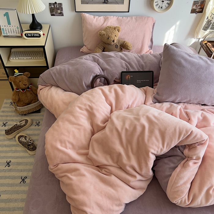 91家纺网 家纺一手货源 找家纺 原素 2025秋冬加厚双拼纯色牛奶绒四件套 牛奶绒-浅粉香芋紫