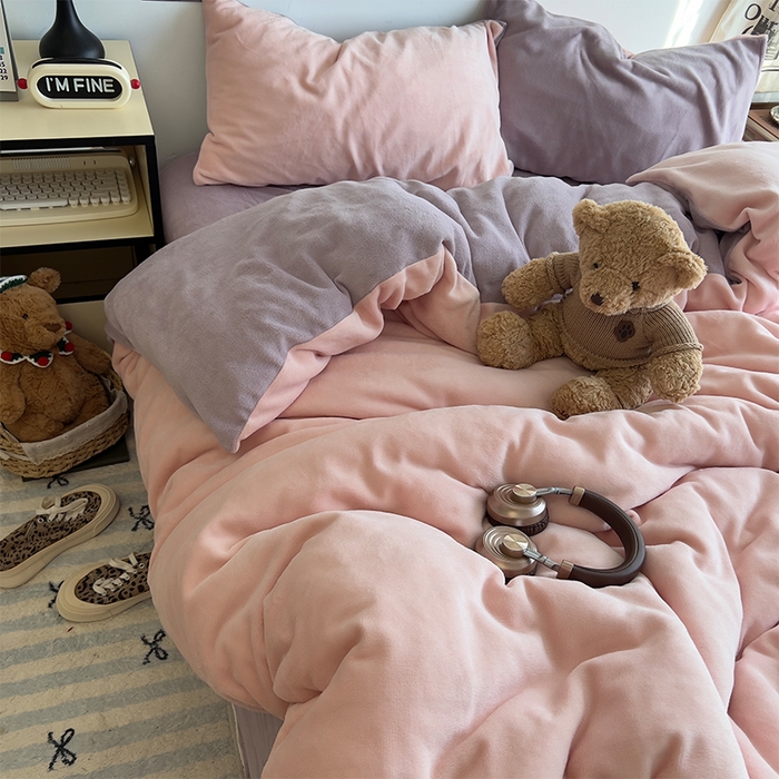 91家纺网 家纺一手货源 找家纺 原素 2025秋冬加厚双拼纯色牛奶绒四件套 牛奶绒-浅粉香芋紫