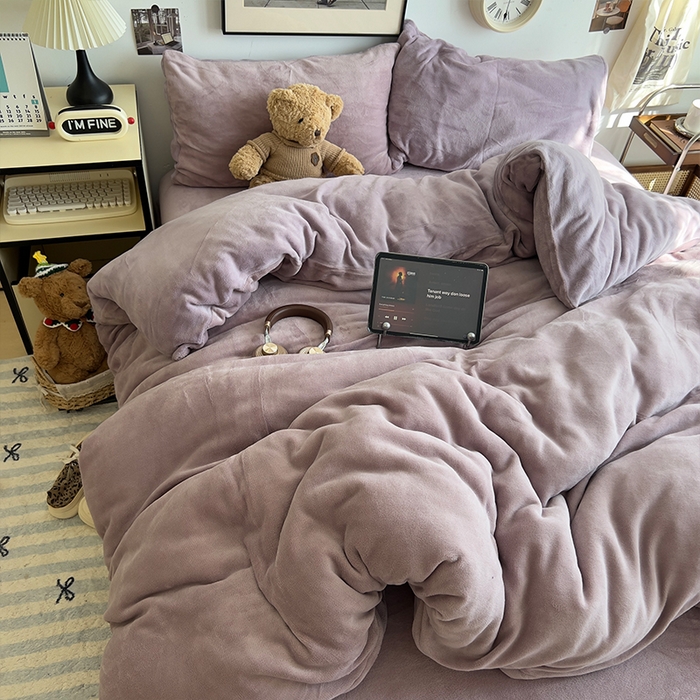 91家纺网 家纺一手货源 找家纺 原素 2025秋冬加厚双拼纯色牛奶绒四件套 牛奶绒-芋泥波波紫