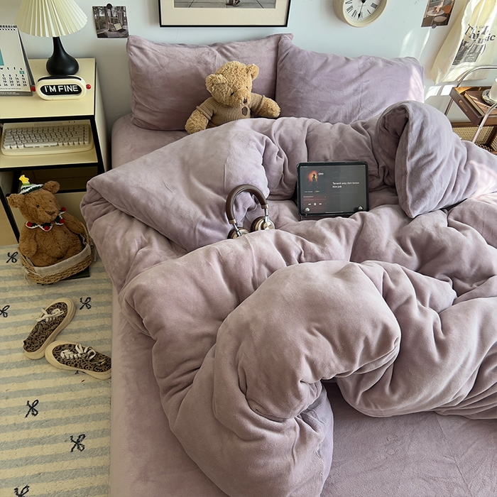 91家纺网 家纺一手货源 找家纺 原素 2025秋冬加厚双拼纯色牛奶绒四件套 牛奶绒-芋泥波波紫