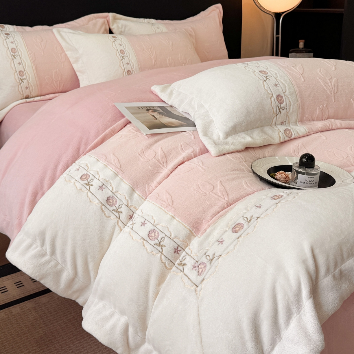 91家纺网 家纺一手货源 找家纺 （总）博纳家纺 2025新款230克雕花绒法式花边刺绣拼角加厚牛奶绒四件套-美好时光 控价劵后248（严格按控价来）