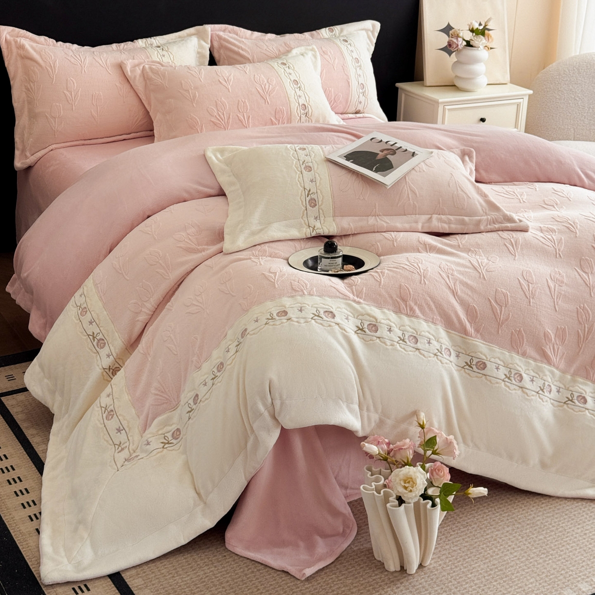 91家纺网 家纺一手货源 找家纺 （总）博纳家纺 2025新款230克雕花绒法式花边刺绣拼角加厚牛奶绒四件套-美好时光 控价劵后248（严格按控价来）