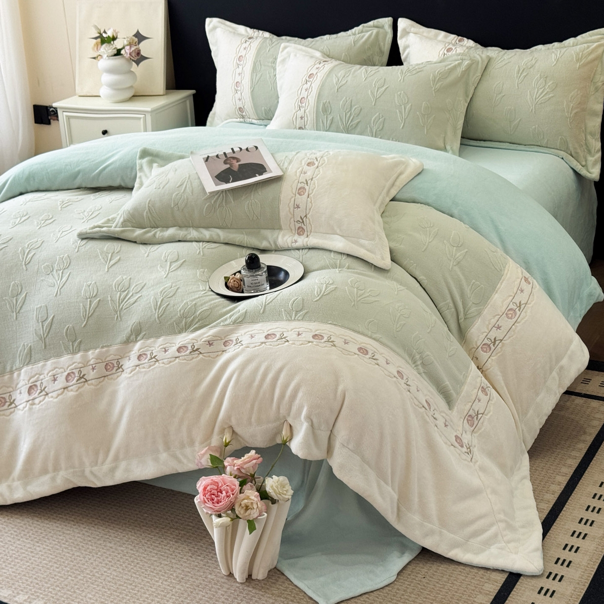 91家纺网 家纺一手货源 找家纺 博纳家纺 2025新款230克雕花绒法式花边刺绣拼角加厚牛奶绒四件套-美好时光 控价劵后248（严格按控价来） 美好时光-优雅绿