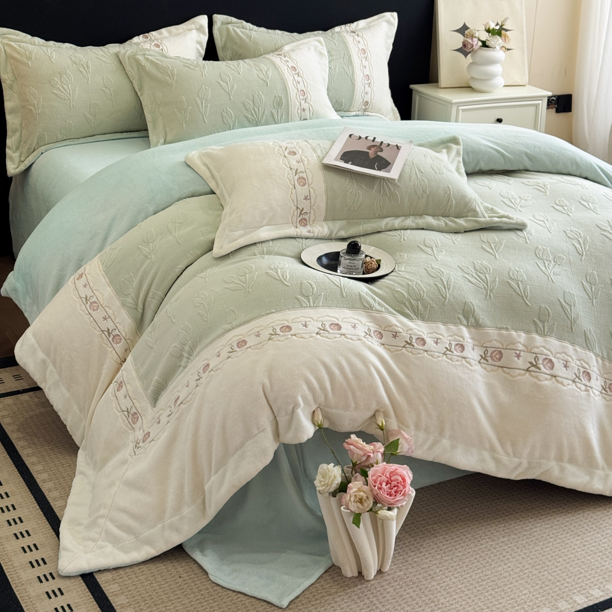 91家纺网 家纺一手货源 找家纺 博纳家纺 2025新款230克雕花绒法式花边刺绣拼角加厚牛奶绒四件套-美好时光 控价劵后248（严格按控价来） 美好时光-优雅绿