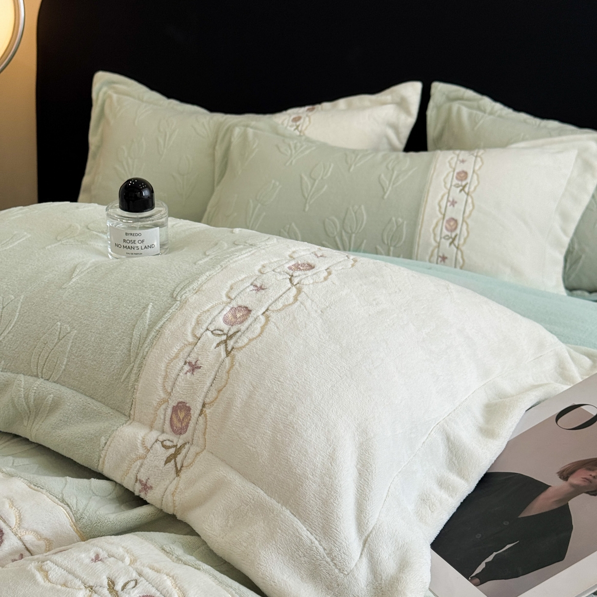 91家纺网 家纺一手货源 找家纺 博纳家纺 2025新款230克雕花绒法式花边刺绣拼角加厚牛奶绒四件套-美好时光 控价劵后248（严格按控价来） 美好时光-优雅绿