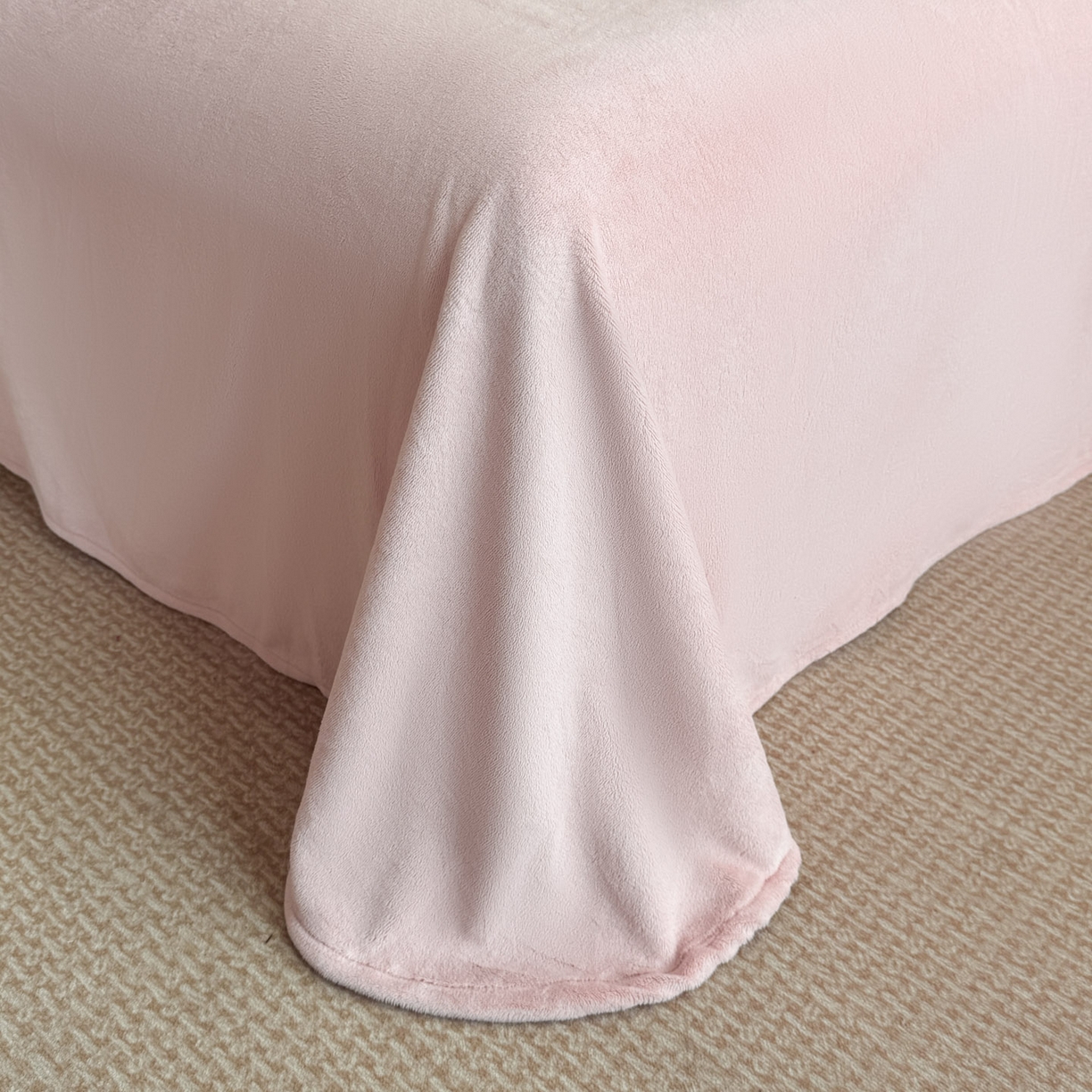 91家纺网 家纺一手货源 找家纺 （总）博纳家纺 2025新款230克雕花绒法式花边刺绣拼角加厚牛奶绒四件套-美好时光 控价劵后248（严格按控价来）