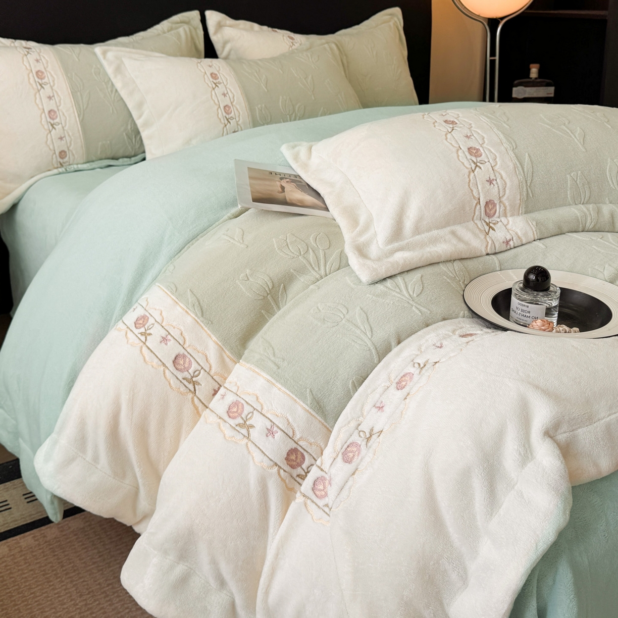 91家纺网 家纺一手货源 找家纺 博纳家纺 2025新款230克雕花绒法式花边刺绣拼角加厚牛奶绒四件套-美好时光 控价劵后248（严格按控价来） 美好时光-优雅绿