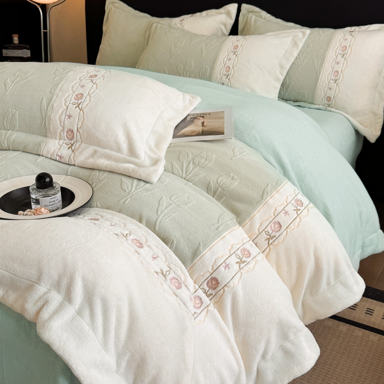 91家纺网 家纺一手货源 找家纺 博纳家纺 2025新款230克雕花绒法式花边刺绣拼角加厚牛奶绒四件套-美好时光 控价劵后248（严格按控价来） 美好时光-优雅绿