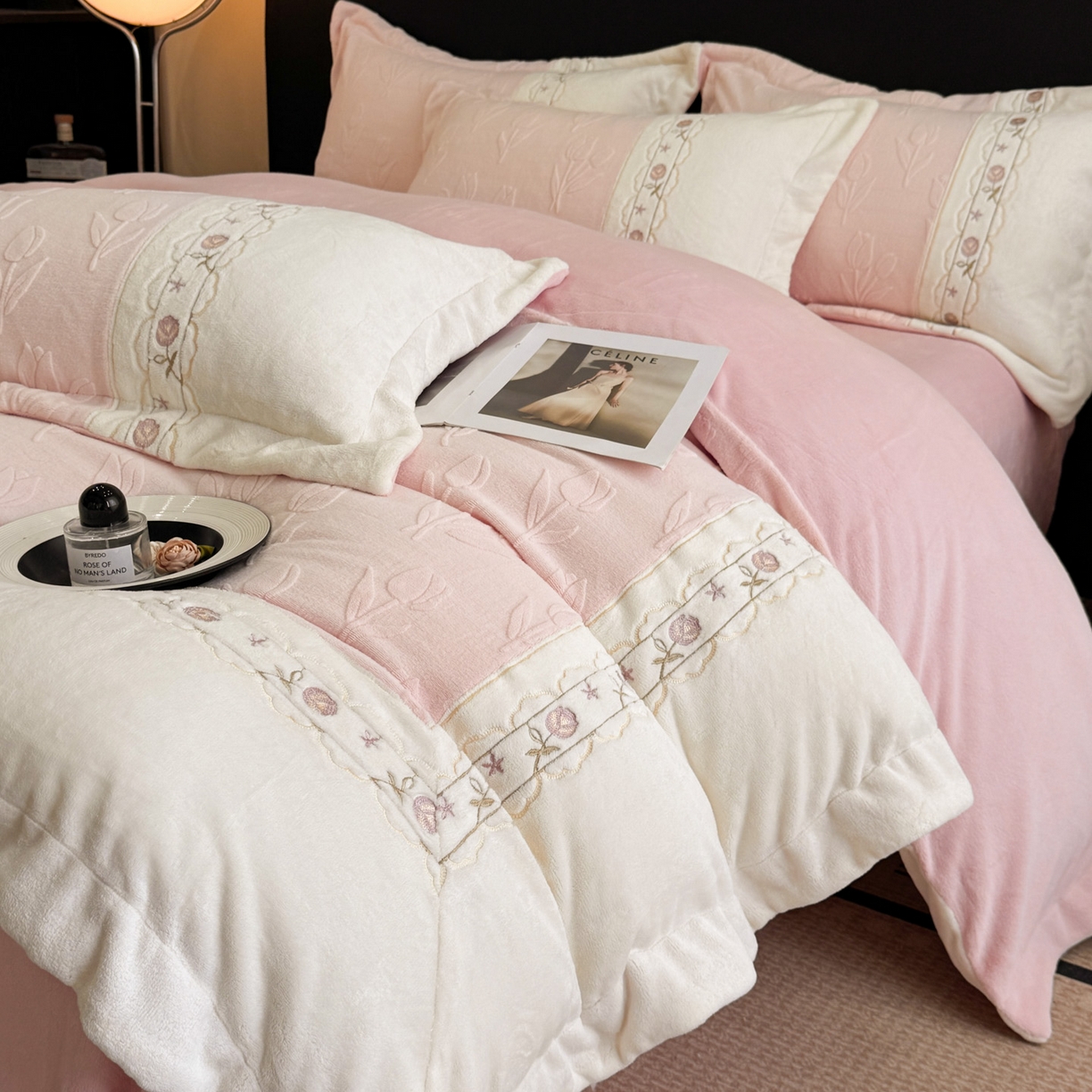 91家纺网 家纺一手货源 找家纺 （总）博纳家纺 2025新款230克雕花绒法式花边刺绣拼角加厚牛奶绒四件套-美好时光 控价劵后248（严格按控价来）