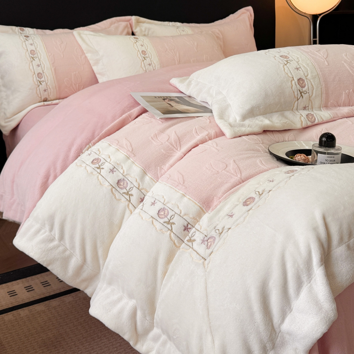 91家纺网 家纺一手货源 找家纺 （总）博纳家纺 2025新款230克雕花绒法式花边刺绣拼角加厚牛奶绒四件套-美好时光 控价劵后248（严格按控价来）