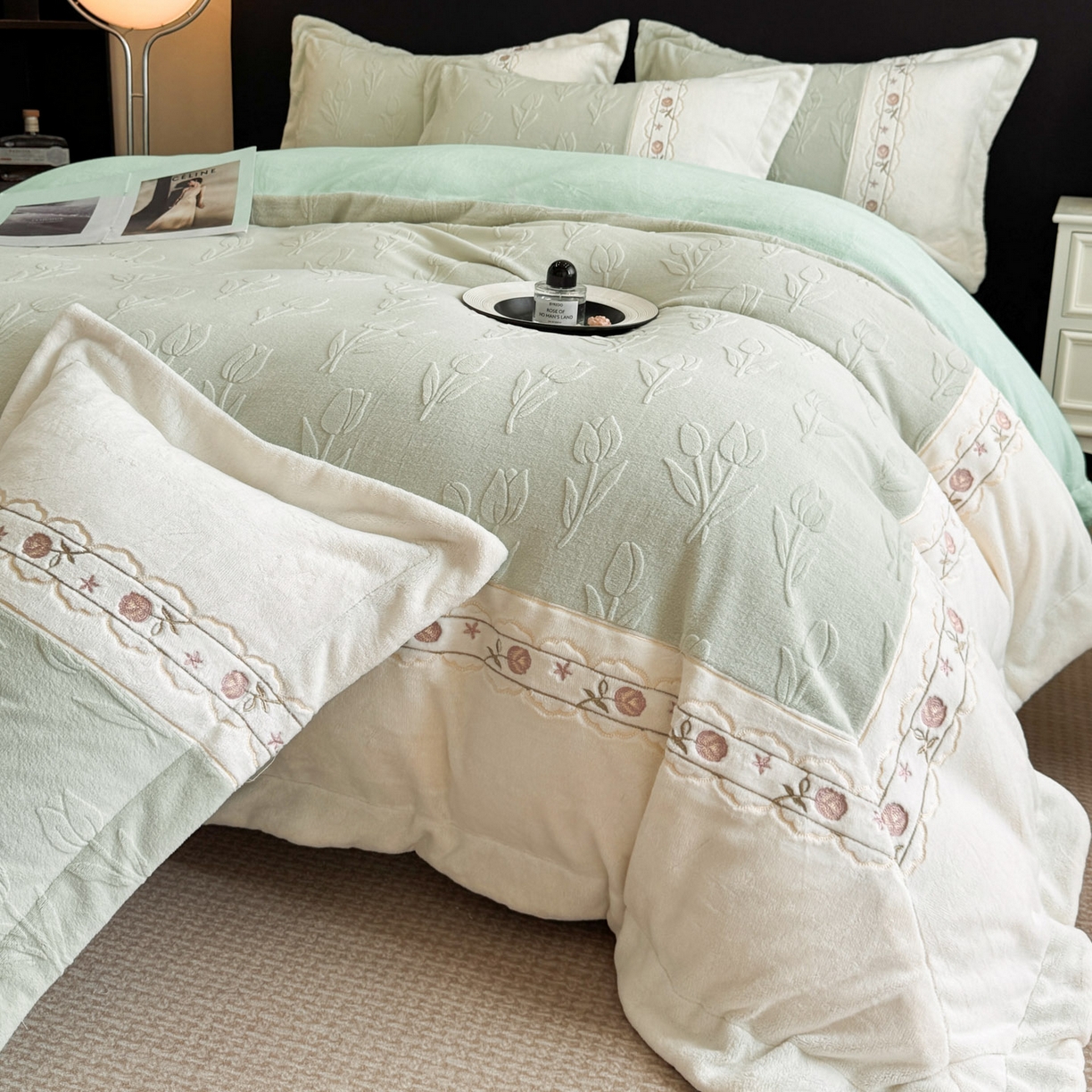 91家纺网 家纺一手货源 找家纺 博纳家纺 2025新款230克雕花绒法式花边刺绣拼角加厚牛奶绒四件套-美好时光 控价劵后248（严格按控价来） 美好时光-优雅绿