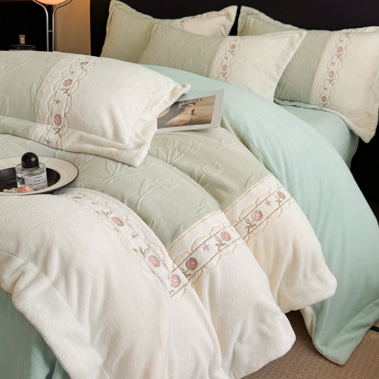 91家纺网 家纺一手货源 找家纺 博纳家纺 2025新款230克雕花绒法式花边刺绣拼角加厚牛奶绒四件套-美好时光 控价劵后248（严格按控价来） 美好时光-优雅绿