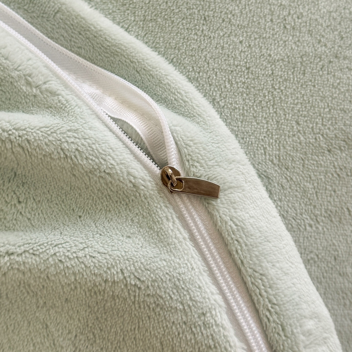 91家纺网 家纺一手货源 找家纺 博纳家纺 2025新款230克雕花绒法式花边刺绣拼角加厚牛奶绒四件套-美好时光 控价劵后248（严格按控价来） 美好时光-优雅绿