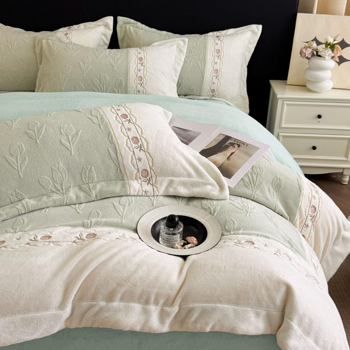 91家纺网 家纺一手货源 找家纺 博纳家纺 2025新款230克雕花绒法式花边刺绣拼角加厚牛奶绒四件套-美好时光 控价劵后248（严格按控价来） 美好时光-优雅绿