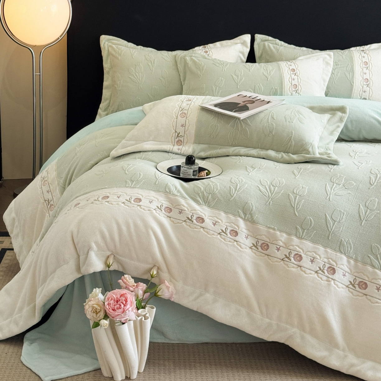 91家纺网 家纺一手货源 找家纺 博纳家纺 2025新款230克雕花绒法式花边刺绣拼角加厚牛奶绒四件套-美好时光 控价劵后248（严格按控价来） 美好时光-优雅绿