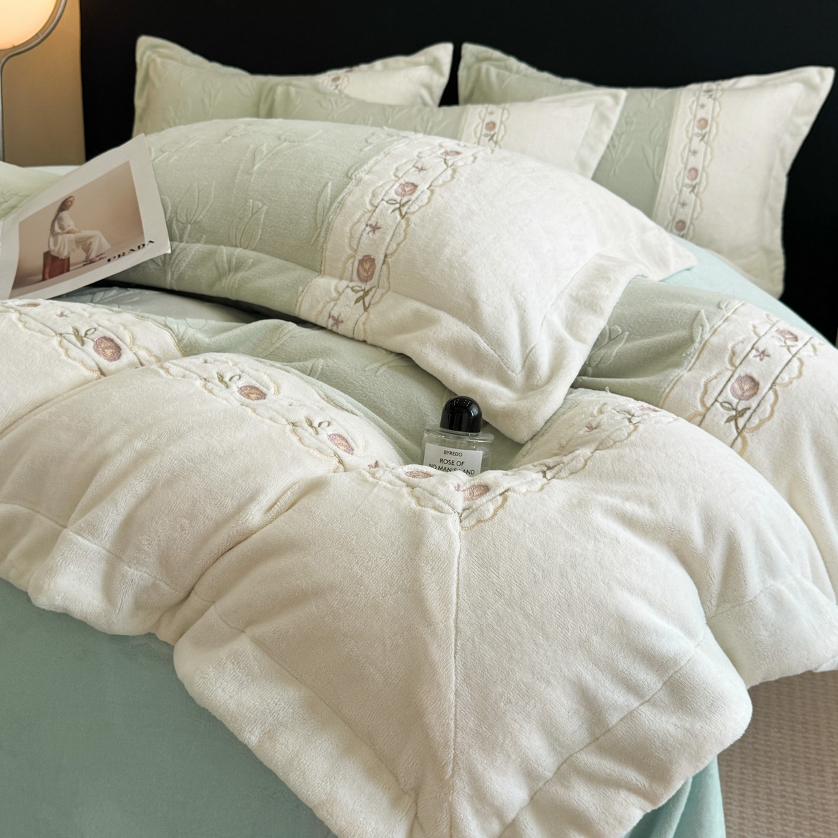 91家纺网 家纺一手货源 找家纺 博纳家纺 2025新款230克雕花绒法式花边刺绣拼角加厚牛奶绒四件套-美好时光 控价劵后248（严格按控价来） 美好时光-优雅绿