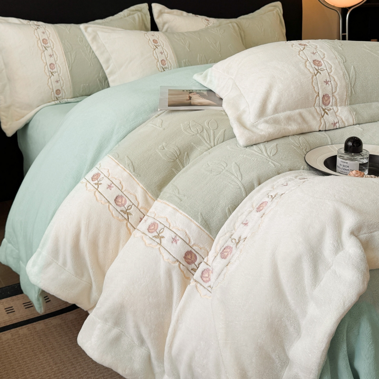 91家纺网 家纺一手货源 找家纺 博纳家纺 2025新款230克雕花绒法式花边刺绣拼角加厚牛奶绒四件套-美好时光 控价劵后248（严格按控价来） 美好时光-优雅绿