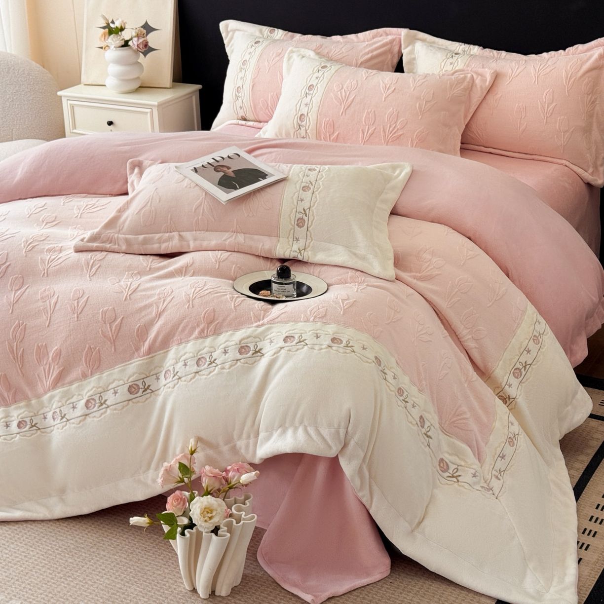 91家纺网 家纺一手货源 找家纺 博纳家纺 2025新款230克雕花绒法式花边刺绣拼角加厚牛奶绒四件套-美好时光 控价劵后248（严格按控价来） 美好时光-粉玉