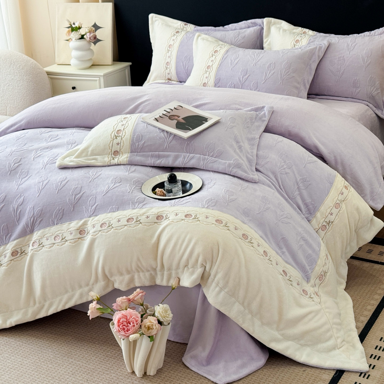 91家纺网 家纺一手货源 找家纺 博纳家纺 2025新款230克雕花绒法式花边刺绣拼角加厚牛奶绒四件套-美好时光 控价劵后248（严格按控价来） 美好时光-浅紫