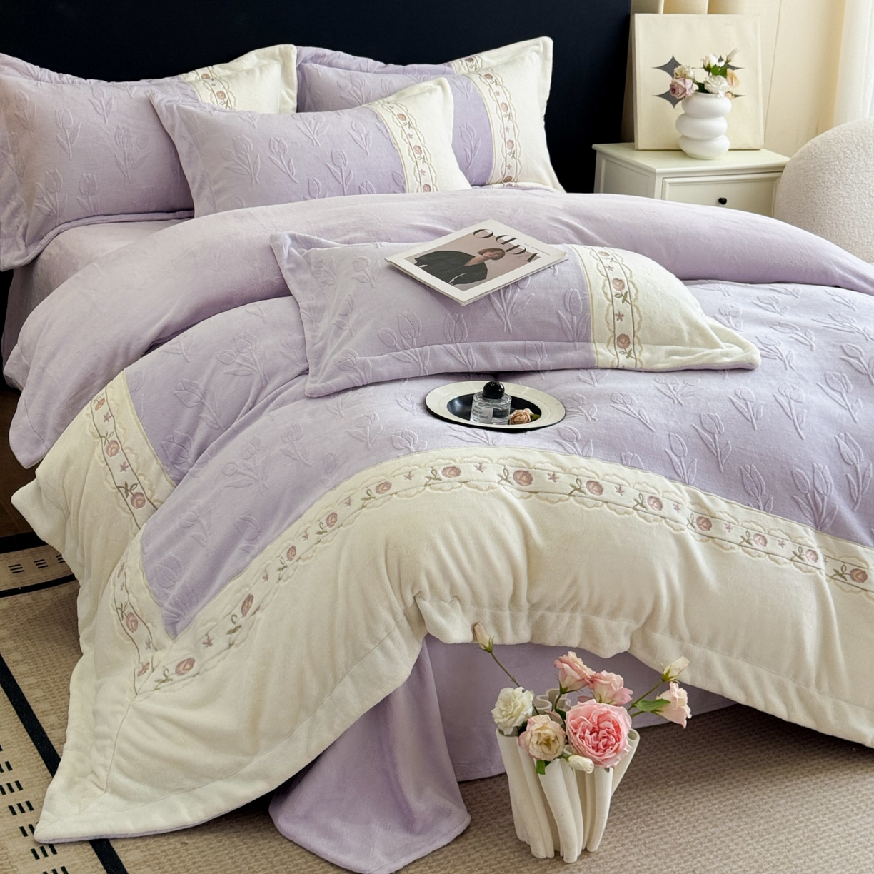 91家纺网 家纺一手货源 找家纺 博纳家纺 2025新款230克雕花绒法式花边刺绣拼角加厚牛奶绒四件套-美好时光 控价劵后248（严格按控价来） 美好时光-浅紫