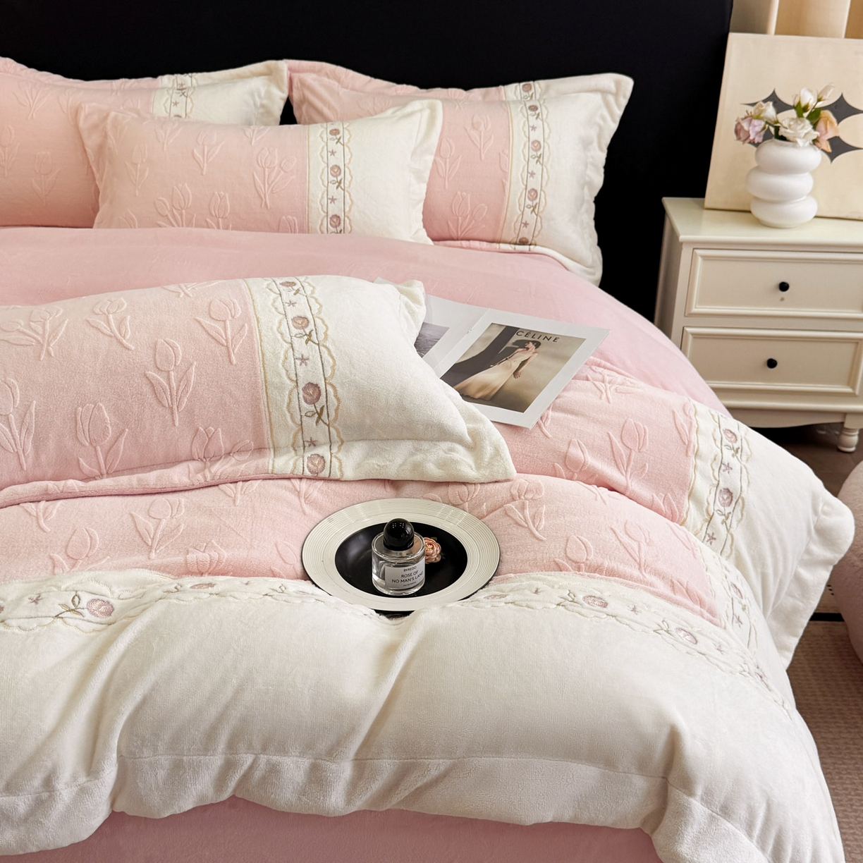 91家纺网 家纺一手货源 找家纺 博纳家纺 2025新款230克雕花绒法式花边刺绣拼角加厚牛奶绒四件套-美好时光 控价劵后248（严格按控价来） 美好时光-粉玉