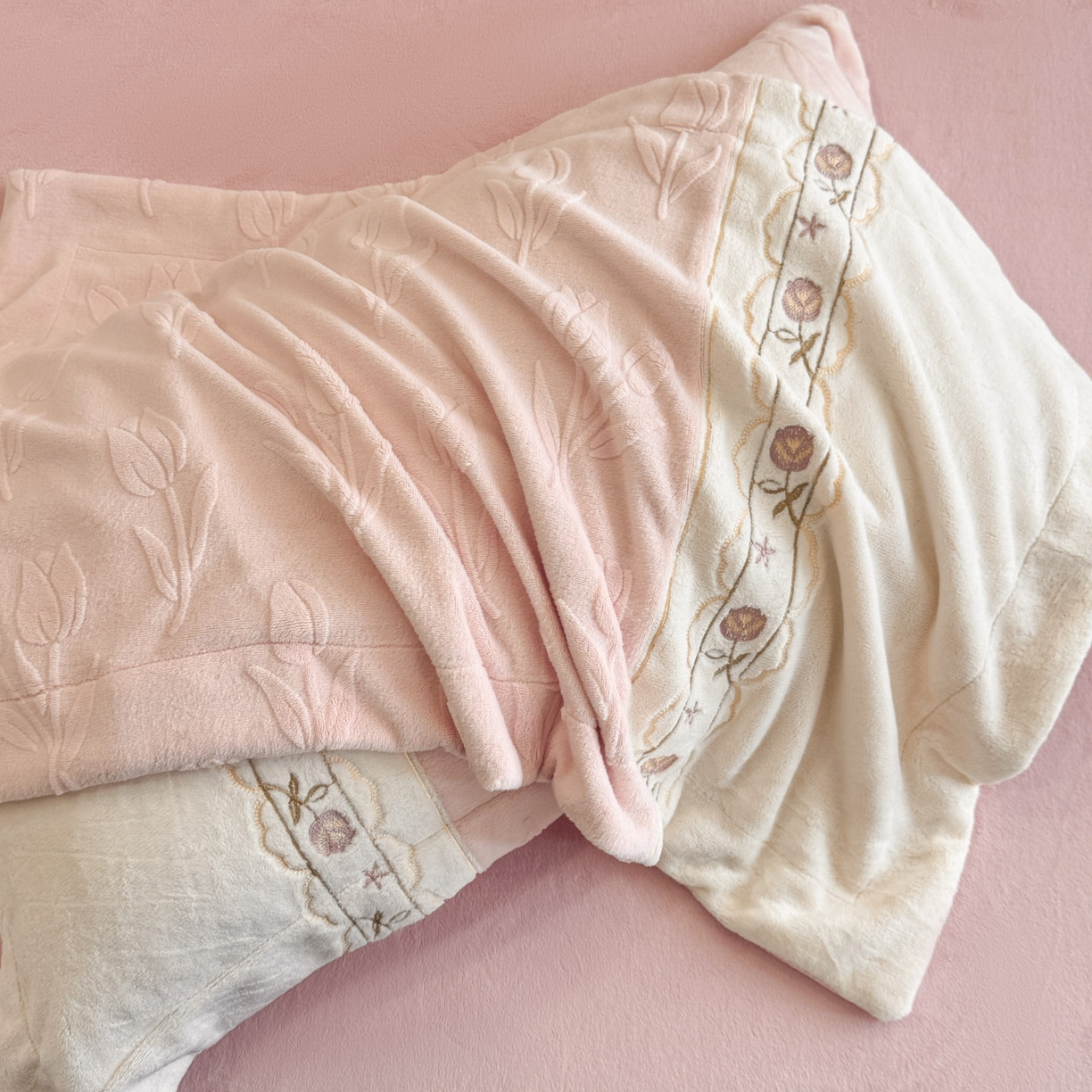 91家纺网 家纺一手货源 找家纺 博纳家纺 2025新款230克雕花绒法式花边刺绣拼角加厚牛奶绒四件套-美好时光 控价劵后248（严格按控价来） 美好时光-粉玉