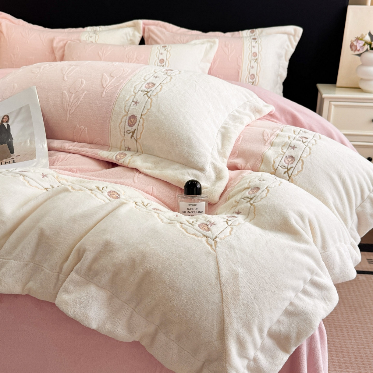 91家纺网 家纺一手货源 找家纺 博纳家纺 2025新款230克雕花绒法式花边刺绣拼角加厚牛奶绒四件套-美好时光 控价劵后248（严格按控价来） 美好时光-粉玉